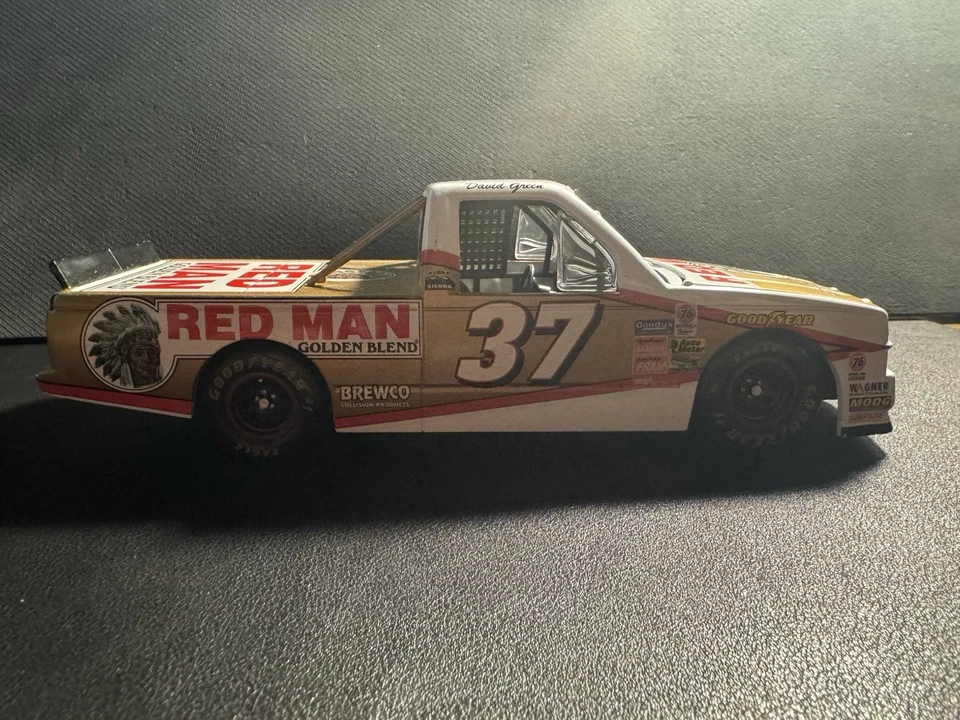 Литой под давлением грузовик David Green Red Man Craftsman 1:24 - Изображение 2 из 4