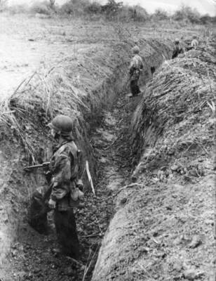 Ground troops waiting whilst the planes of the fighting squadro- 1954 Old Photo