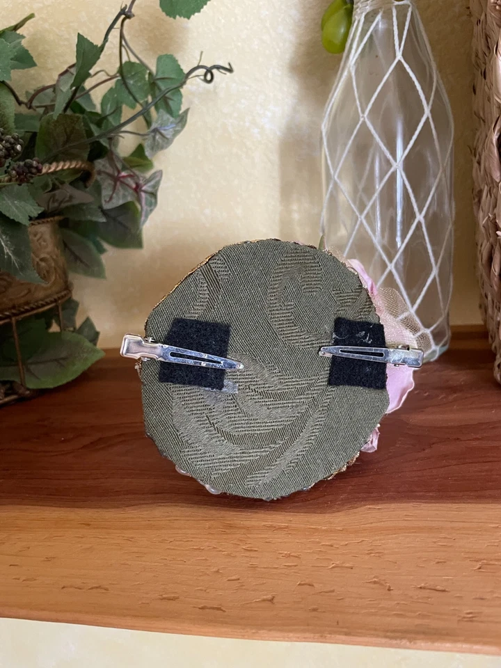 Mini Sombrero Sombrerero Loco Verde con Flor Rosa y Plumas CLIP ON Hair Accy. Foto 4 de 4