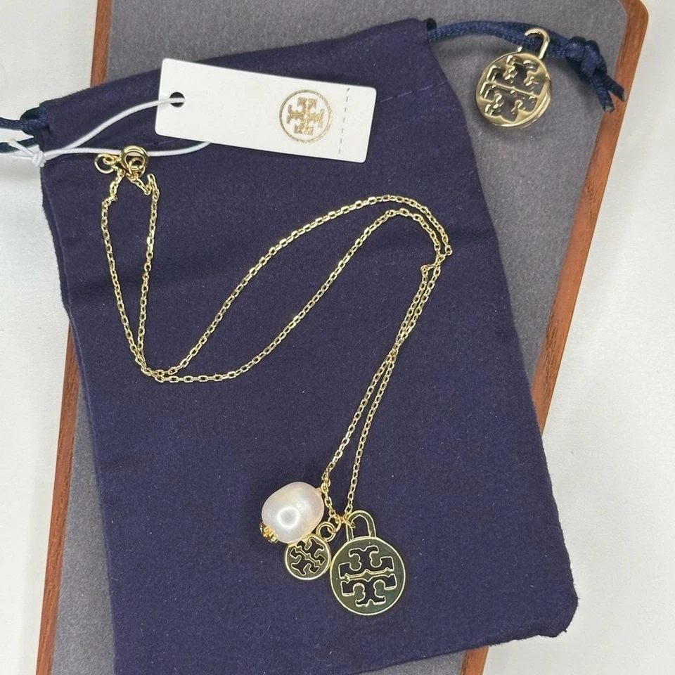 Colar Berloque Logotipo Ouro Tory Burch com Pérola Barroca – Corrente 16”, Novo com etiquetas - Imagem 2 de 4