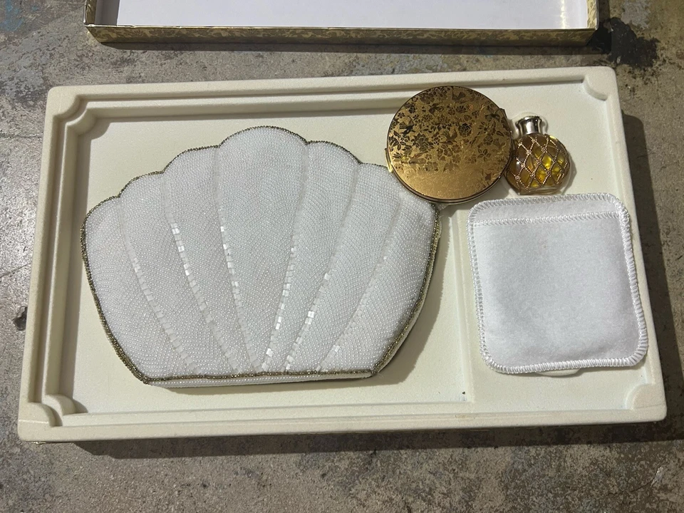 Juego de perfumes Nina Ricci L'Air du Temps bolso clutch con cuentas mini polvo 1950 vintage Foto 2 de 4