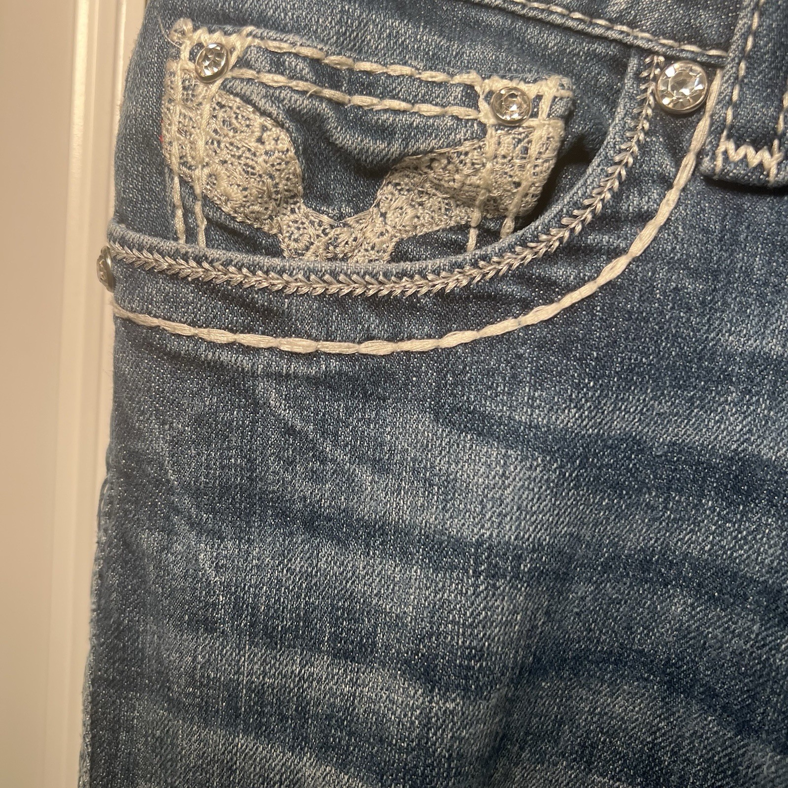 VIGOSS Jeans Womens 9 10 Chelsea Capri Blue Medium Wash Distressed Rhinestone