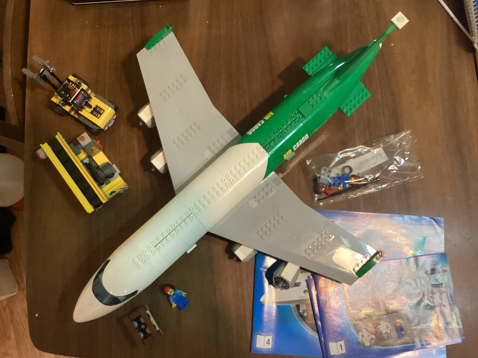 LEGO City Cargo Terminal 60022 Retired W/Manual JET AIRPLANE & PILOT *READ* - Image 2 of 4