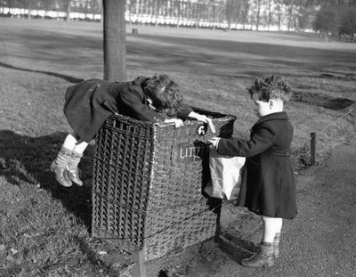 Twins Bobby Richard Figg aged 3 at a litter basket in St James' Pa- Old Photo