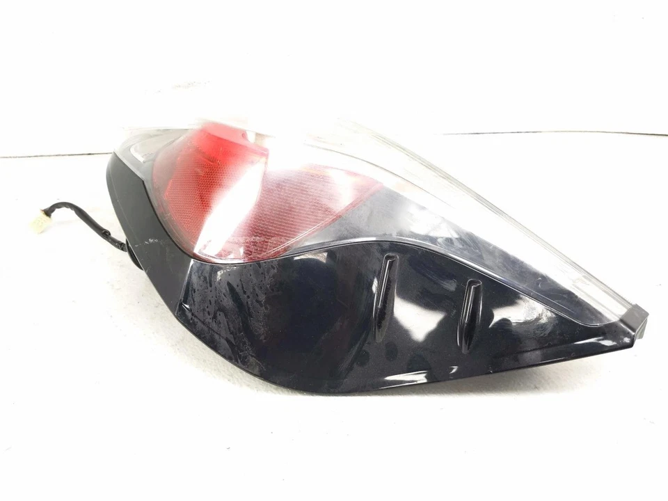 Toyota Prius C 2018-2019 pasajero trasero cuarto panel lámpara trasera un área agrietada Foto 3 de 4