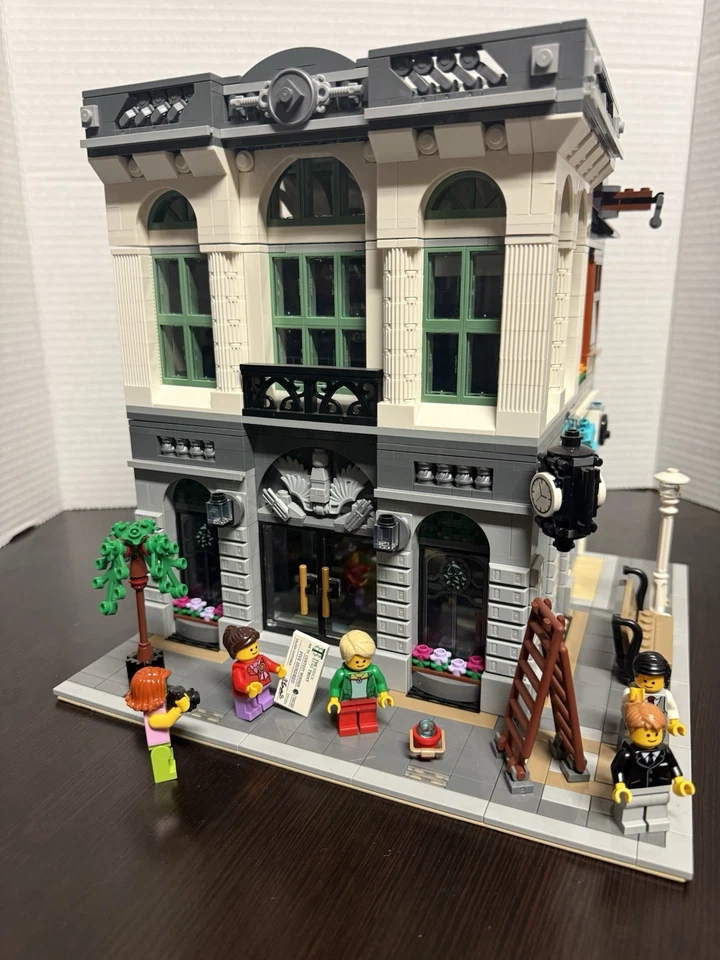 LEGO 10251 Brick Bank 100% Complete with Instructions, 5 Minifigures, No Box - Image 4 of 4