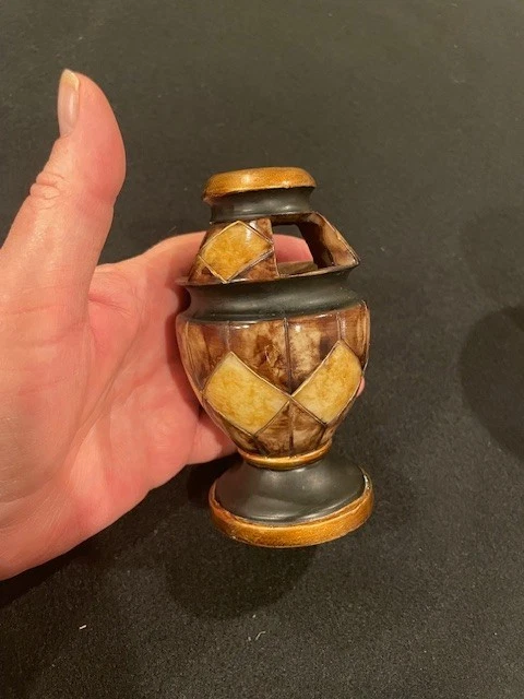 Bill Blass toothbrush holder gold/brown/beige diamond motif 4.5x2.25" - Image 3 of 4