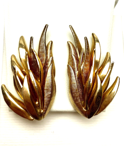 Vintage Brushed Shiny Flame Feather Asymmetrical Gold Tone Clip Earrings - Afbeelding 1 van 8