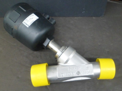 Burkert Pneumatic Angle-Seat Valve Type 2000 SS