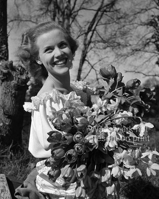 Honor Blackman Photo 8x10 Pinewood Studio Gardens March 1948