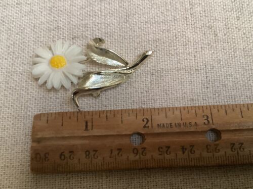 Broche prendedor vintage Sarah Coventry tono dorado claro N’ brillante flor margarita 1969 - Imagen 4 de 4