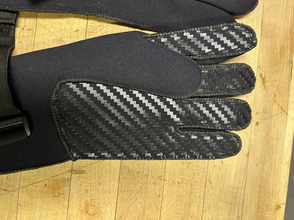 Guantes de agua de neopreno con protección de agarre. Talla M/L. Surfting color negro Foto 3 de 4