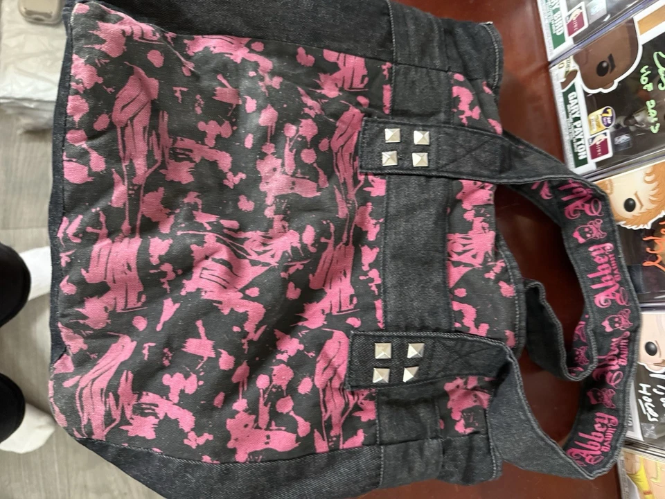 Bolso de Mano Abbey Dawn Avril Lavigne Negro Denim y Rosa 20x14x4 con Parches y Tachuelas Foto 3 de 4