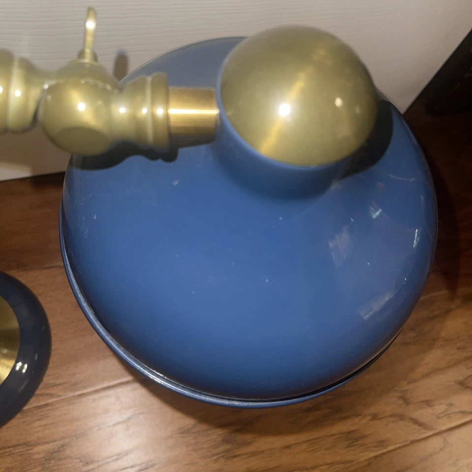 Lámpara de escritorio Pottery Barn azul y latón pesado ajustable superior e inferior Foto 3 de 4