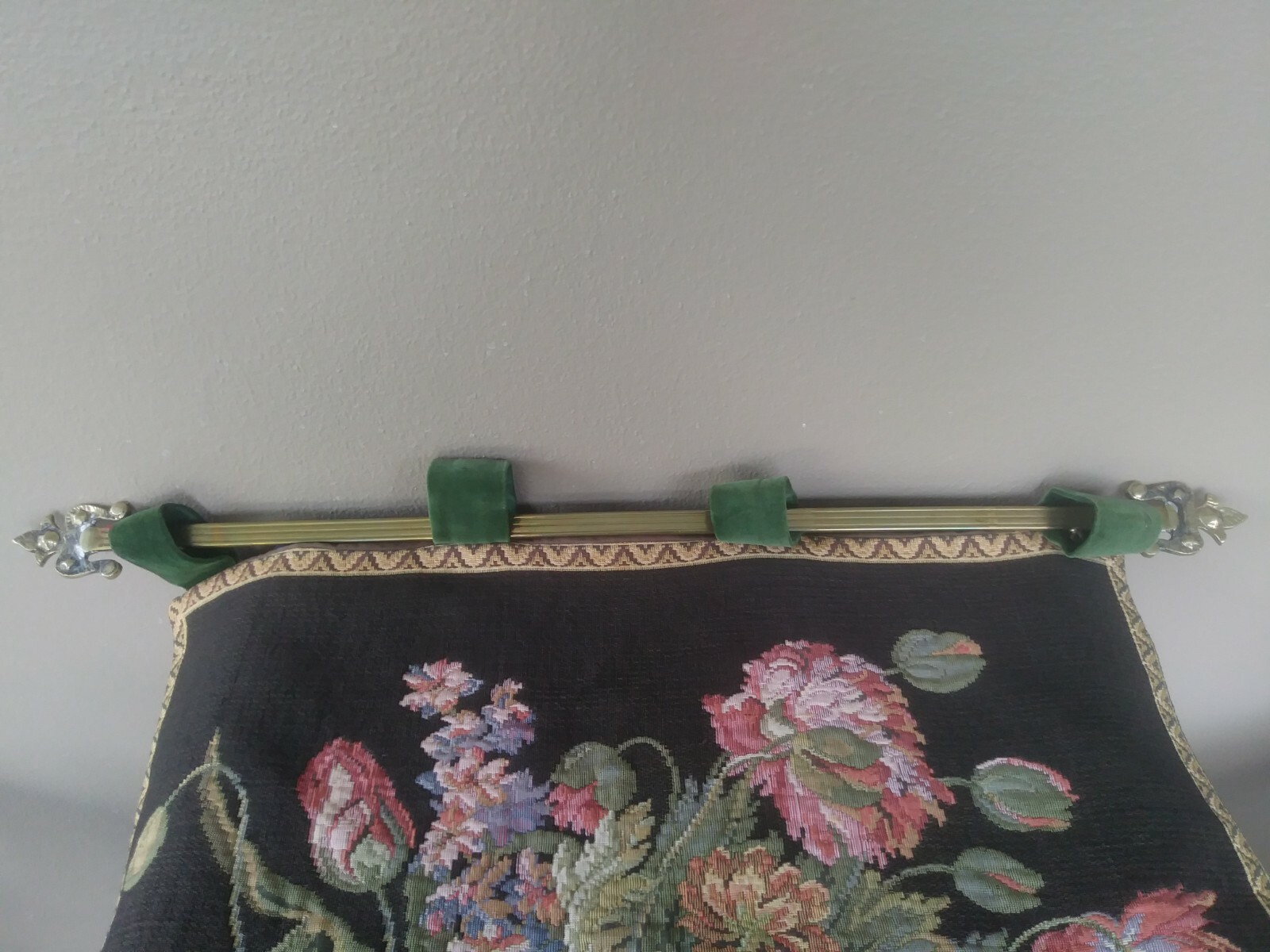 Corona Decor Flowers & Vase Tapestry w/Decorative Brass Rod & Hardware