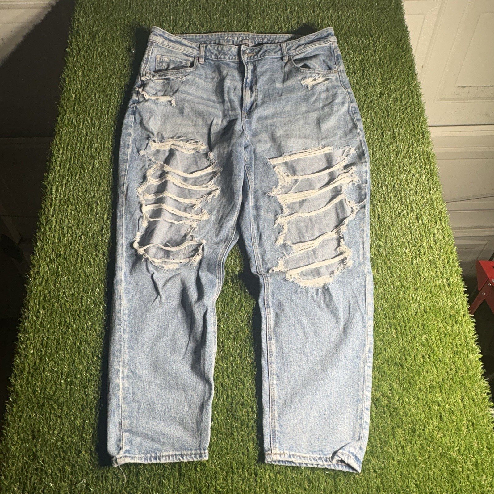 American Eagle Women's Mom Jean Size 20 Long Ripped Jeans Light Wash
