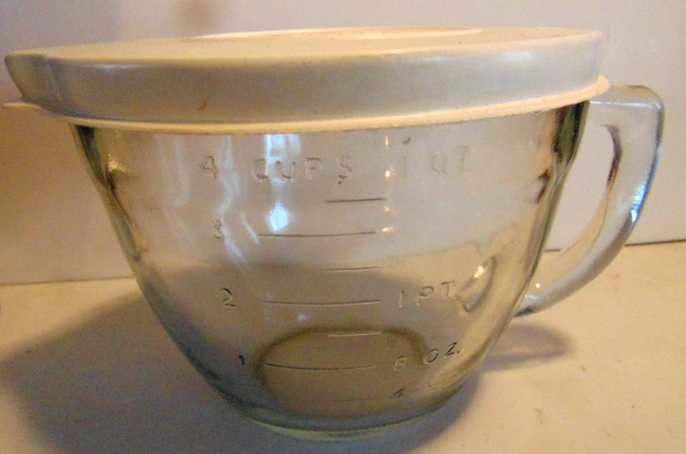 The Pampered Chef 4 cup/1 quart Mix Batter Pour Bowl w/handle and Lid