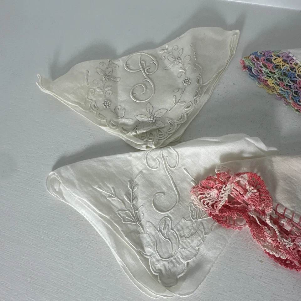 Juego de 4 Pañuelos Vintage Borde Crochet Monograma P Bordado y Blanco. Foto 4 de 4