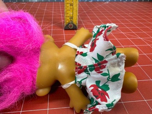 Muñeca Troll RUSS 4" - Vestido Floral de Verano - Pelo Púrpura - Imagen 5 de 6