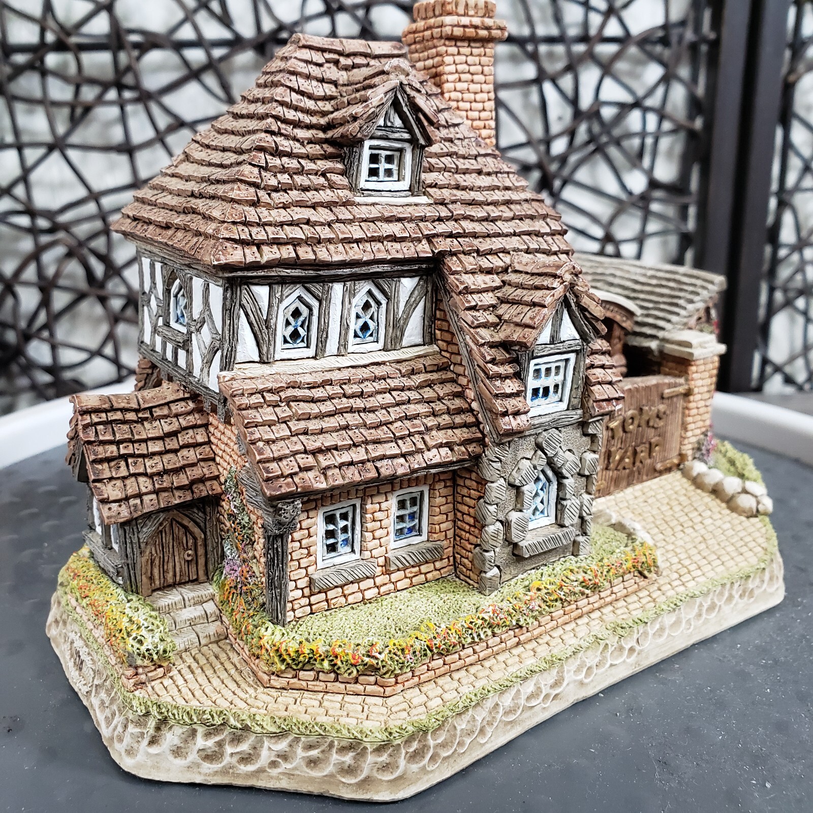 David Winter D1011 Tom's Yard 1997 Limited Edition 1998/5000 Original Box COA