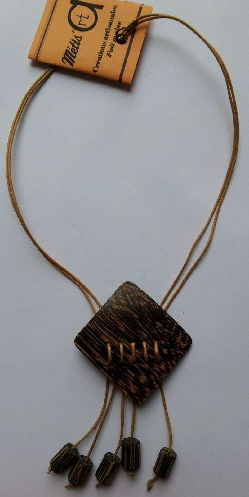 Collier papillon en bois patawa de Guyane, bijou écoresponsable et pendentif ethnique