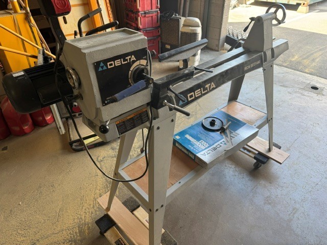 Delta 14" variable speed wood lathe 46-715