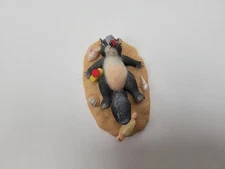 Charming Tails STEWART'S DAY IN THE SUN 83/805 Figurine Beach Skunk Relaxing