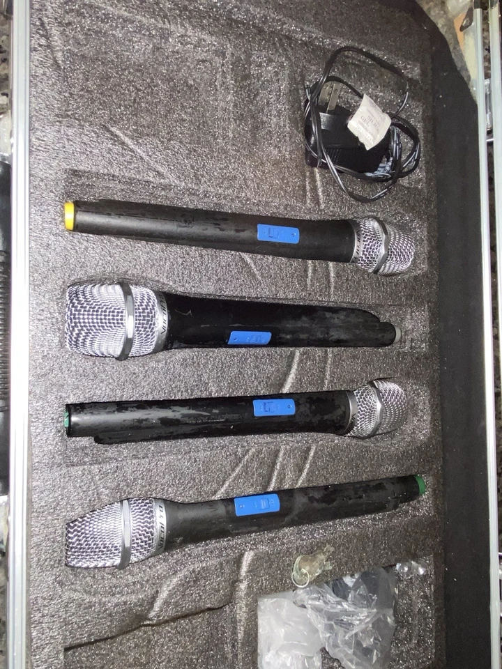 VocoPro UHF-5800-9 PLUS Wireless System with 4 Handheld Mic and Carry Bag - Image 3 of 4