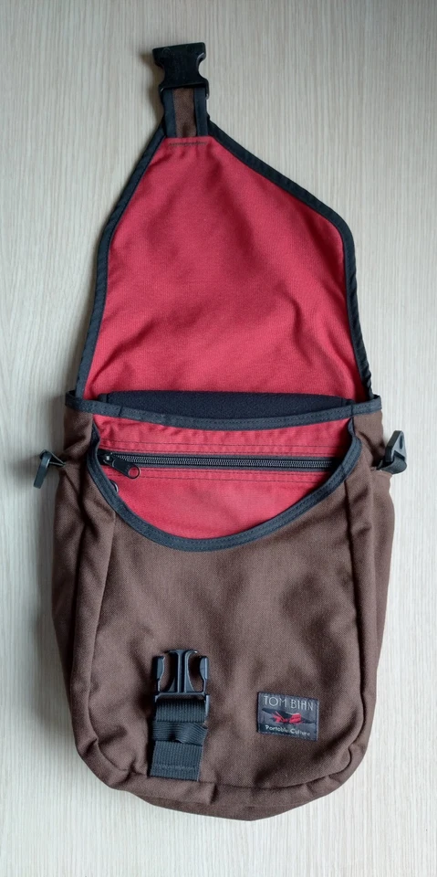 Tom Bihn Ristretto iPad Cocoa/Cayenne Vertical Messenger Bag 11" Tablet Laptop - Image 2 of 4