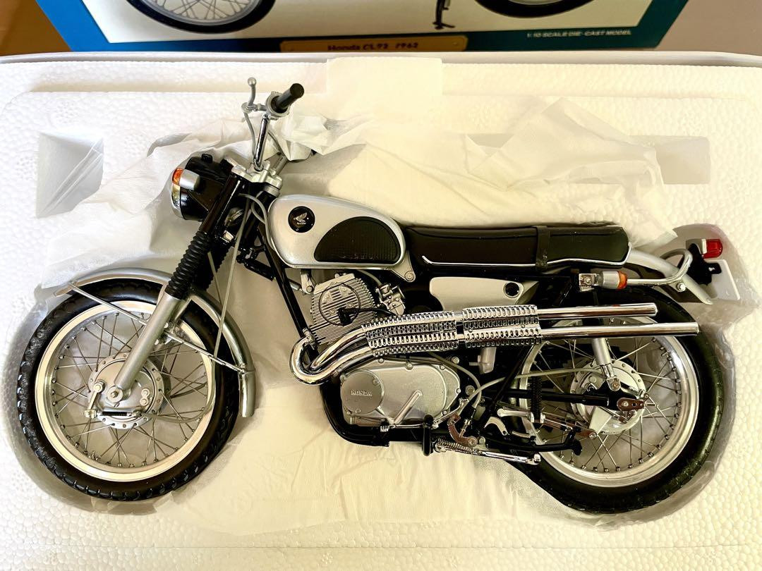 Honda CL72 1/10 scale model Black Frame 1962 figure