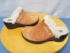 Crocs Slip On Clogs Womens 7 Tan/Light Brown Suede Mule Faux Fur Shoes Nice!