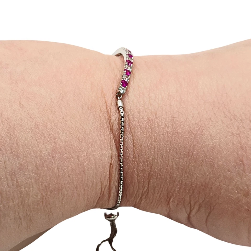 Brazalete deslizante de circón cúbico rubí simulado enchapado en plata para mujer Barbiecore Glam Foto 3 de 4
