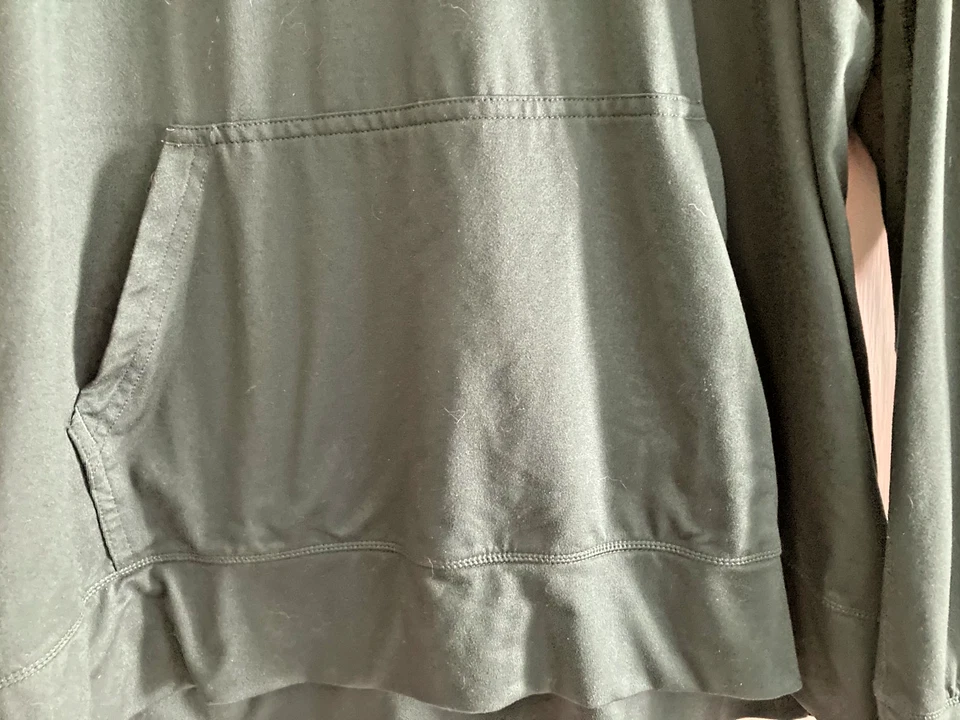 Camisa de correr Brooks para hombre con capucha grande verde ligera manga larga para correr Foto 3 de 4