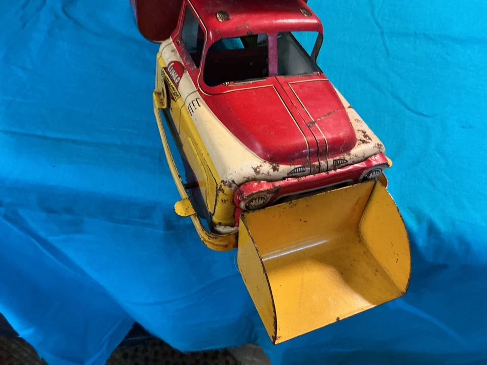 Camión de volteo cargador frontal de metal prensado Marx Lumar Contractors Foto 2 de 4