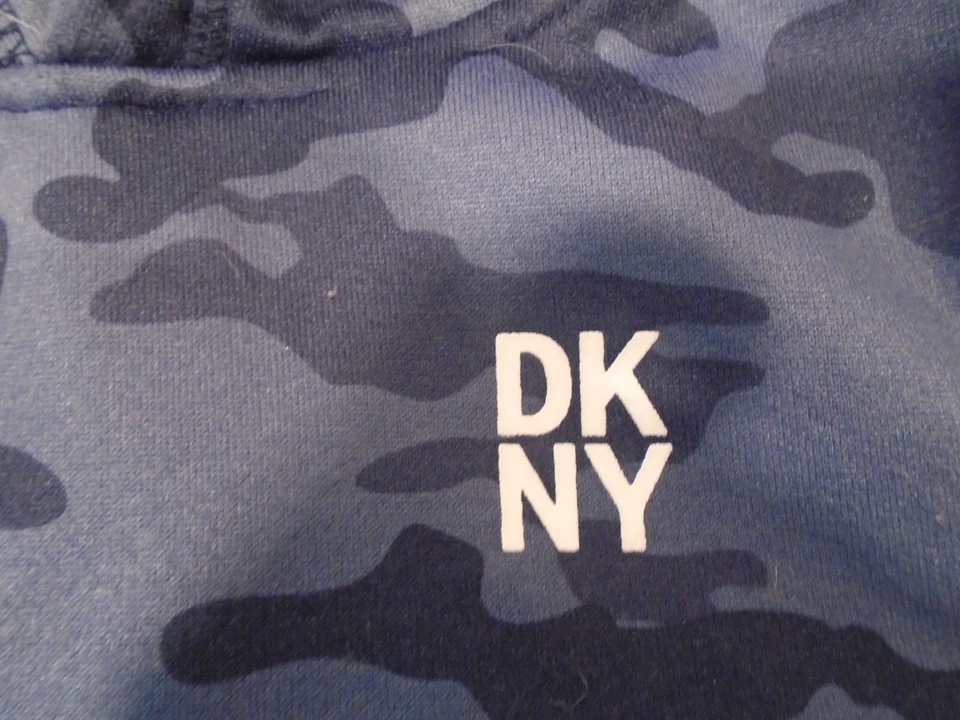Moletom pulôver com capuz masculino DKNY tamanho 5 azul camuflado - Imagem 3 de 4