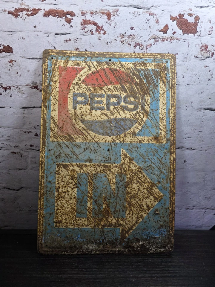Letrero de chapa Pepsi vintage de mediados de 1900 entrada en flecha cola óxido en relieve Foto 2 de 4