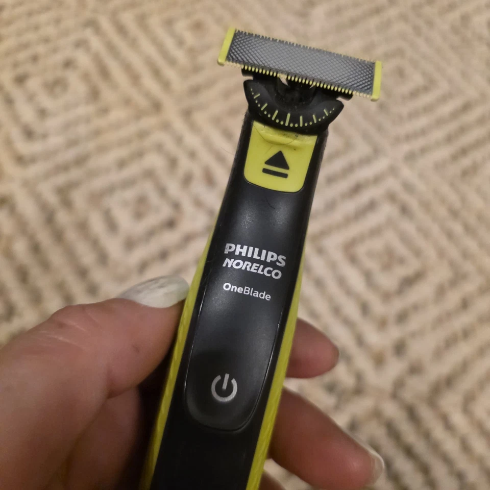 Recortadora y afeitadora eléctrica híbrida facial + corporal Philips Norelco OneBlade, QP2630/70 Foto 4 de 4