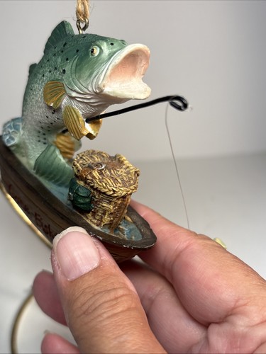 Adorno de Navidad de resina de pesca desaparecida de colección pesca de lubina grande pescador - Imagen 6 de 8