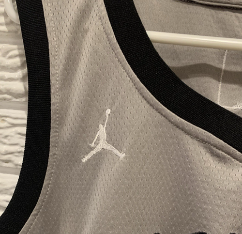 Jordan Swingman NBA Kyrie IRVING 11 Brooklyn (BKLYN) Nets Jersey Size 44 Gray - Picture 4 of 11