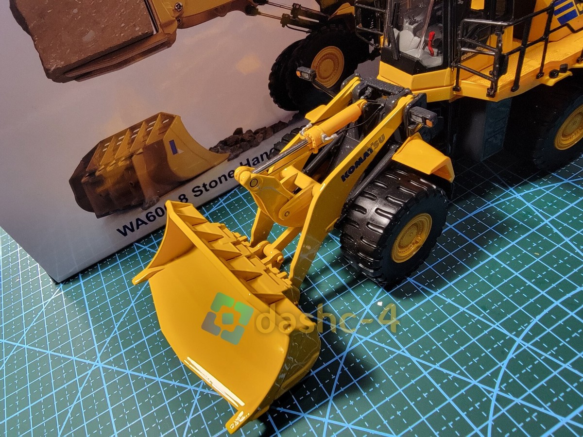 Universal Hobbies UH8153 Komatsu WA600-8 Four Wheel Loader Universal Hobbies UH8153 Komatsu WA600-8 Four Wheel Loader