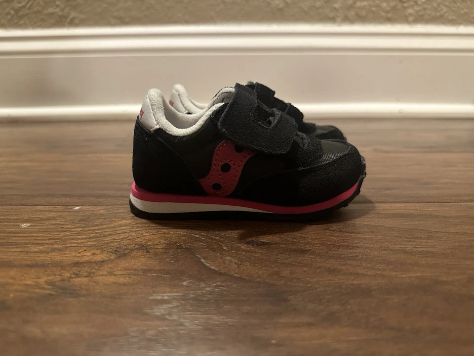 Zapatos Saucony Jazz negros y rosas para niñas pequeñas. Talla 4,5 Foto 2 de 3