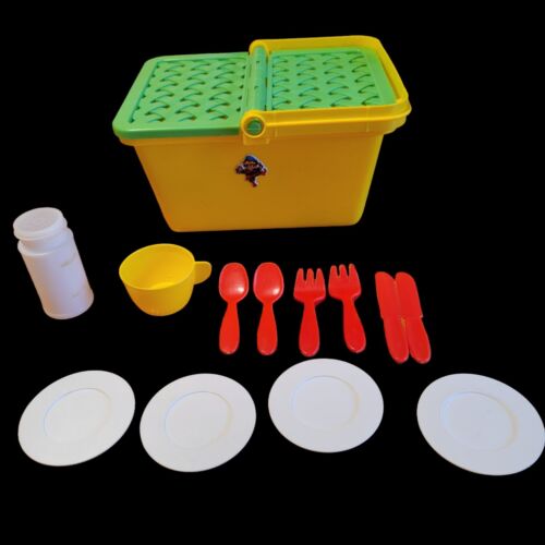 Vtg 1970s Toy Picnic Basket + Dishes Green/Yellow By Plastic Toy & Novelty Corp  - 第 1/7 張圖片