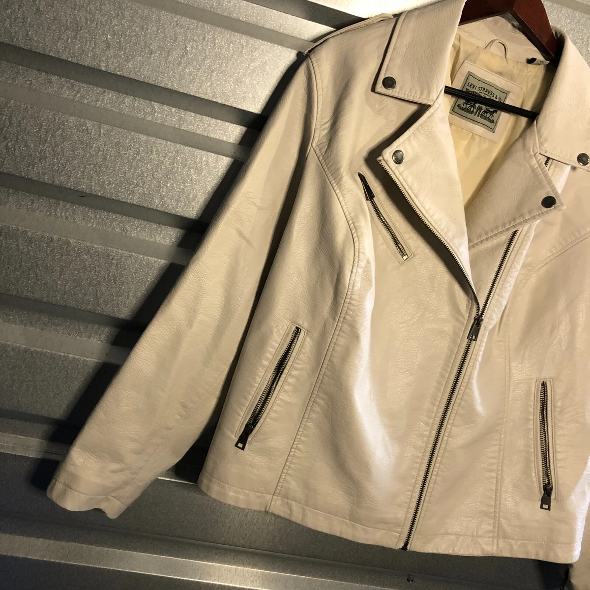 Levis white hotsell leather jacket