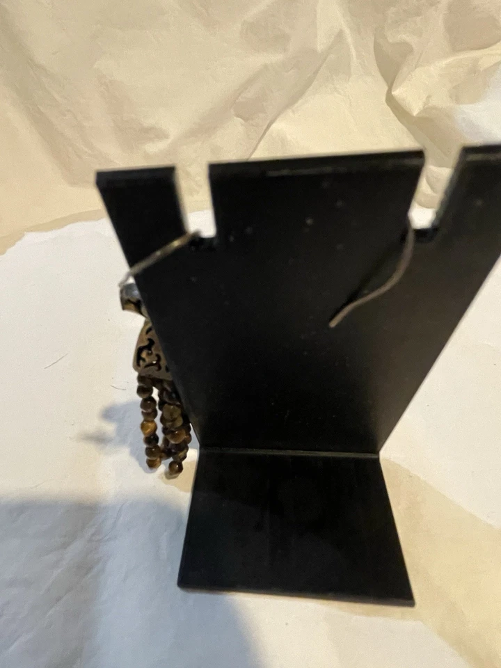 Pendientes colgantes ojo de tigre granate con forma de vestido corpiño de Oriente Medio  Foto 4 de 4