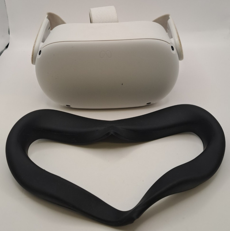 Meta/Oculus Quest 2 VR Headset - 128GB *LENS SCRATCHED*