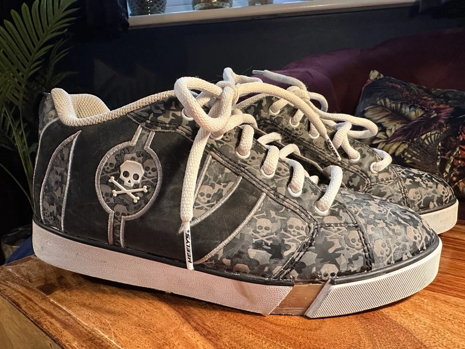 Heelys Skull & Crossbones Camo Roller Shoes UK 6 with Wheels & Plugs - Image 2 of 4