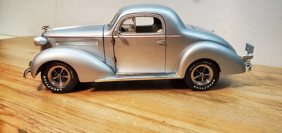 1:18 1936 Pontiac DeLuxe - Bild 3 von 4