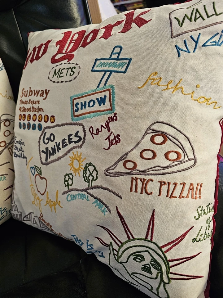 Juego de 2 almohadas para decoración del hogar Cloud 9 Design New York usadas en excelente estado Foto 2 de 4
