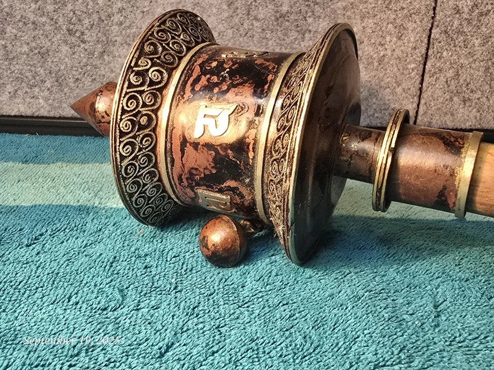 Preciosa rueda de oración budista antigua con pergamino Foto 2 de 4