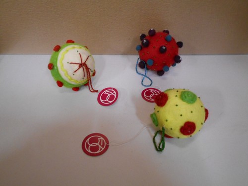 CAJA DE 12 BOLAS DE LANA FIELTRO ADORNOS NAVIDEÑOS WHIMZILY DEPT 56 - Imagen 1 de 4